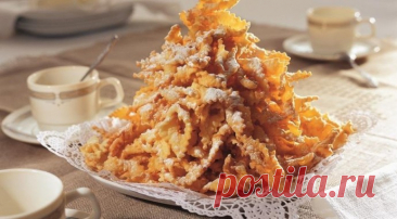 ​Хворост Ингредиенты:Яйца &mdash; 4 шт.Сметана &mdash; 400 г&nbsp;Соль &mdash; по вкусу&nbsp;Мука &mdash; 750 г&nbsp;Масло растительное &mdash; 500 мл&nbsp;Сахарная пудра &mdash; 100-200 гПриготовление:1. Хорошо перемешать яйца, сметану, соль и муку. Тонко раскатать тесто, нарезать его тоненькими...