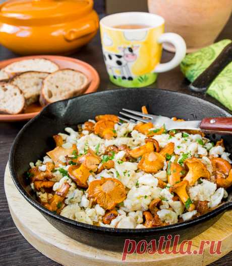 Яичница-болтунья с лисичками и луком на Вкусном Блоге На прошедших выходных я тотально заспамила Инстаграм фоточками грибов 🙂 Пора бы продолжить этот спам уже тут, в блоге. Начнем, пожалуй, с яичницы-болтуньи с лисичками – сытного и ооочень вкусного завтрака как раз по сезону. Готовить такую яичницу нужно будет чуть дольше, чем обычную – за счет обжарки грибов. Но…