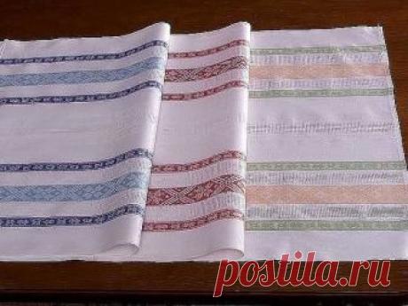 Попробуйте постирать полотенце так: в большой таз насыпать 
3 ст. ложки стирального порошка, 
3 ст. ложки отбеливателя для белья
3 ст. ложки пищевой соды,
3 ст. ложки обычного растительного масла.
Залить очень горячей водой или кипятком из чайника. 
На ночь замачить полотенца, а утром стирать их в стиральной машинке (автомат) в режиме быстрой стирки. 

Попробуйте, и вы не пожалеет! Трудновыводимые пятна отстираются, это проверено. 

На ведро КИПЯЩЕЙ воды - 2 столовые ложки...