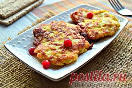 пошаговый: шницель из куриной грудки Шницель из рубленой куриной грудки — невероятно вкусное и сытное блюдо (иначе — мясо по-албански или по-министерски). Мелко порубите куриное филе, сдобрите ароматными специями, а потом поджарьте до зо…