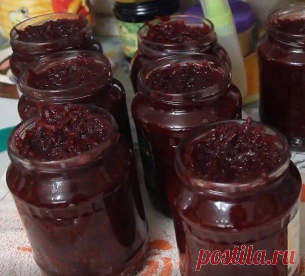 Просто консервированная свекла - для борща, салатов, закусок и пр.
Отварить в подсоленной воде 1 кг свеклы. Почистить и измельчить нужным способом (кубики, терка, брусочки).
Вскипятить 1 л воды, растворить в ней 1 ст. л. соли и треть чайной ножки лимонной кислоты.
Залить свеклу маринадом, довести до кипения. Проварить пару минут и сразу разложить по банкам. Закатать. Как остынет убрать на хранение.