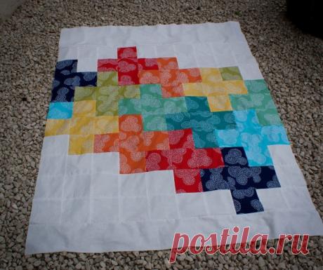 Мастерица взяла несколько лоскутков цветной ткани. Посмотрите, какая необыкновенная красота у нее получилась