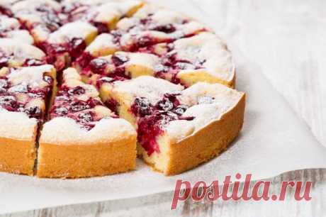 Если не радует погода - значит, радовать будем мы!  Большой сладкий пирог с ягодной начинкой .