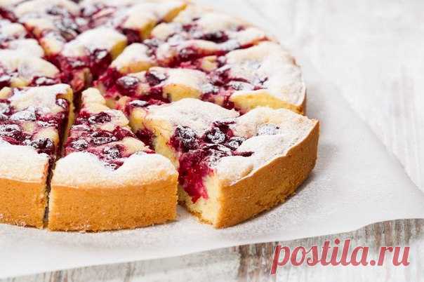 Если не радует погода - значит, радовать будем мы!  Большой сладкий пирог с ягодной начинкой .