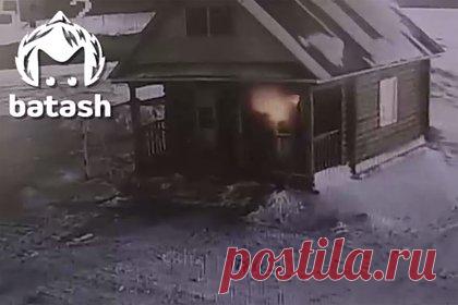 В российском регионе женщина подожгла дом охранника парка. В Башкортостане продавщица магазина подожгла дом охранника парка. Инцидент произошел в парке Дружба в селе Исянгулово. Сначала женщина разбила стекло в доме охраны, пробралась внутрь и пробыла там почти час. Затем очевидцы увидели пламя и дым и вызвали пожарных.