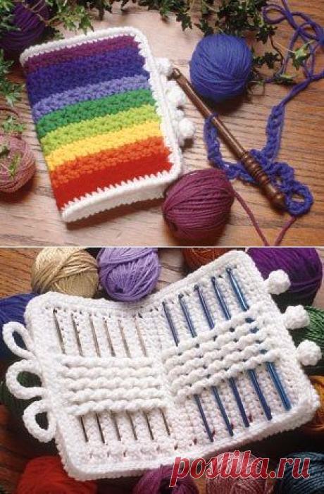 Вязаный пенал для крючков.