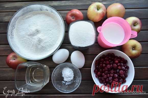 Пышная шарлотка на кефире с яблоками и клюквой