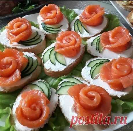 Бутерброды с красной рыбой и творожным сыром

Батон намазать творожным сыром.
Слабосоленую сёмгу или форель нарезать на тонкие длинные полоски.
С помощью вилки свернуть в виде розы, положить на бутерброд.
Украсить тонко нарезанным свежим огурцом.

© Домохозяйка