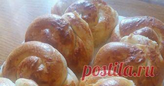 Кашкавалки на конци с масло     Продукти за тестото:   350 мл. прясно мляко  1/4 oт кубче свежа мая за хляб, от 42 гр.  1/2 ч.л захар  1 ч.л сол  5-6 с.л олио  600 гр. ...