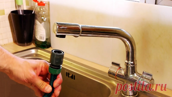 Как подключить любой шланг к любому крану Наверняка у вас хоть раз в жизни возникала надобность прикрутить шланг к крану, чтобы скажем, полить огород, налить бассейн детям или для других нужд. Задача довольно распространенная и многим известна не по наслышке. Сейчас вы познакомитесь с очень полезным лайфхаком, при помощи которого можно