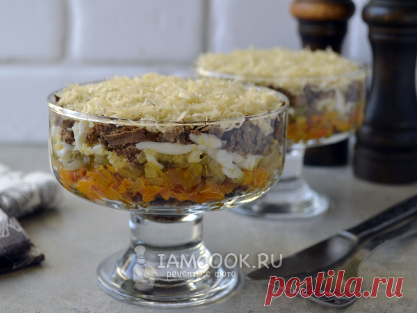 Салат «Первый снег» с куриной печенью — рецепт с фото Для салата «Первый снег» нужно отварить куриную печень, яйца. Морковь и лук обжарить. Все продукты натереть на терке. Для заправки смешать майонез и измельченный зубчик чеснока. Все натертые продукты укладываются слоями и промазываются майонезом.