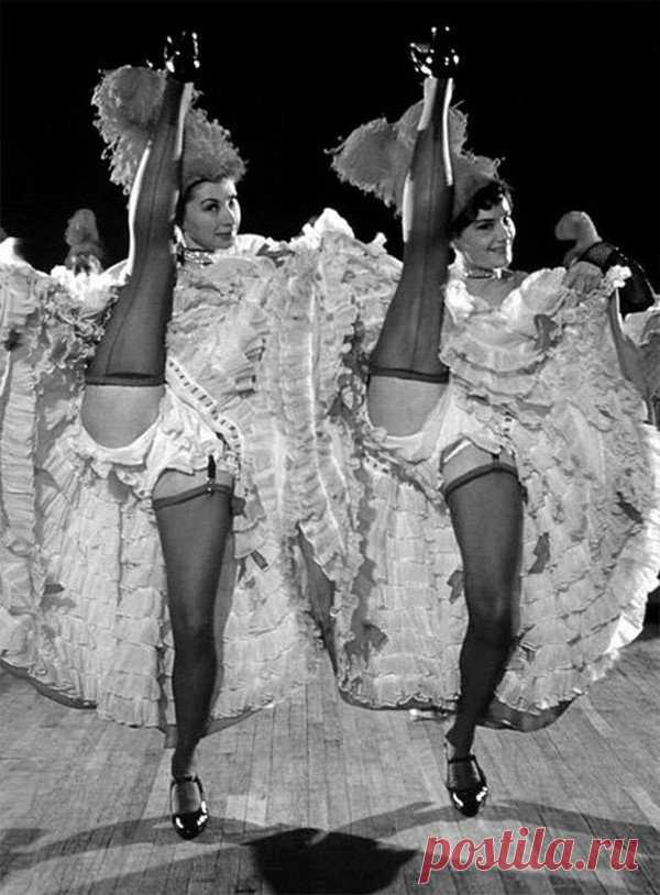 Интересные ретро-фотографии Приятного просмотра. 6 октября 1889 года в Париже на Монмартре открылся «Мулен Руж». На фото — его главное достояние. 20-е годы Тодд Браунинг на съёмках своего фильма «Уродцы», США, 1932 год. Поломка автомобиля гоночной команды Ку-клукс-клана в ходе гонок в городе Оверленд-Парк, штат Канзас,...