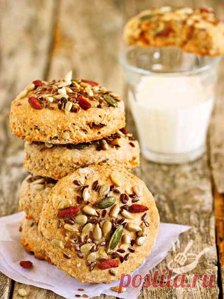 Biscotti alle bacche di goji e semi  Croccanti, genuini, profumatissimi: ecco a voi la ricetta dei Biscotti alle bacche di goji e semi. Un tripudio di bontà e salute per tutta la famiglia.