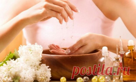 Как лечить заусенцы:Herb-Еco
Если заусенцы воспалились - самым эффективным средством станет ванночка с ромашкой - три столовые ложки аптечной ромашки измельчите в кофемолке, залейте порошок стаканом оливкового масла и на водяной бане нагрейте, выключите огонь. После того как масло остынет до комнатной температуры, опустите в ванночку руки - примерно на 15 минут.