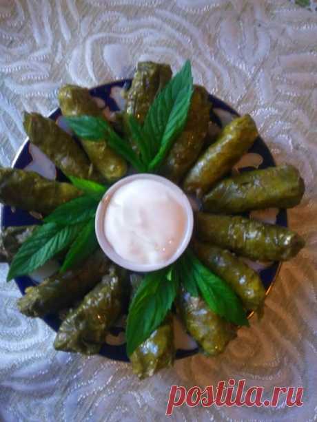 Долма из виноградных листьев!!Очень вкусное сочетание кислых листьев с нежным ароматным фаршем - Простые рецепты Овкусе.ру