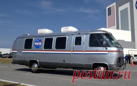 Самые крутые автомобили, созданные NASA. Мы все знаем, что NASA создаёт самые современные космические корабли, шаттлы, капсулы и модули. Они невероятны и граничат с фантастикой. Но мало кто знает, что агентство создаёт и автомобили. И они не менее великолепны. Читайте о них подробнее здесь:
