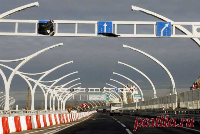 Новый изощренный вид автоподставы на платных дорогах страны Популярный российский автоблогер Александр Беленький столкнулся с вопиющей наглостью одного из участников дорожного движения на автотрассе М-4 «Дон». Он поспешил поделиться своими наблюдениями с подписчиками, чтобы предупредить о появлении дорожных жуликов на платных дорогах страны.