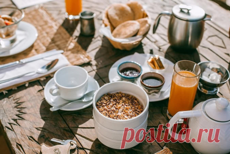 Варианты полезного и вкусного завтрака для тех, кто хочет быть здоровым и стройным Что вы обычно едите на завтрак? Пьте кофе с бутербродами? Едите яичницу с сосисками? Наслаждаетесь манной кашей с маслом и комочками? А может, вы выбегаете...