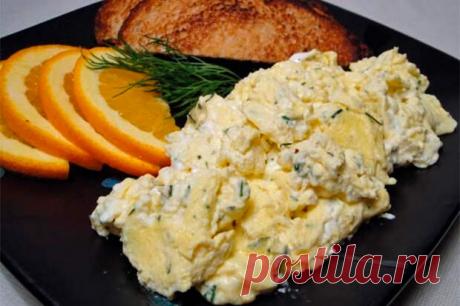 Яичница-болтунья по-шведски с укропом - БУДЕТ ВКУСНО! - медиаплатформа МирТесен Яичница-болтунья по-шведски с укропом (Enkel Äggröra) — это интересный вариант приготовления вроде бы достаточно простого и привычного блюда. Укроп и чеснок придают сильный аромат блюду, а сливочный сыр создает мягкую и нежную структуру. Это замечательный и интересный завтрак. Блюдо также