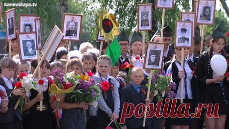 БЕССМЕРТНЫЙ ПОЛК - СВЯЗЬ ПОКОЛЕНИЙ!!! Сирень - это символ Победы! В мае 1945 года советских воинов-освободителей, возвращавшихся домой, везде встречали ветками сирени. Запах сирени – это запах победы! Именно этот запах вспоминают наши ветераны, когда говорят о первых мирных днях. И наши дети сегодня несут сиреневые букеты рядом с фотографиями своих Героических прадедов!!!
