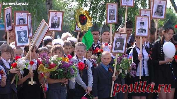 БЕССМЕРТНЫЙ ПОЛК - СВЯЗЬ ПОКОЛЕНИЙ!!! Сирень - это символ Победы! В мае 1945 года советских воинов-освободителей, возвращавшихся домой, везде встречали ветками сирени. Запах сирени – это запах победы! Именно этот запах вспоминают наши ветераны, когда говорят о первых мирных днях. И наши дети сегодня несут сиреневые букеты рядом с фотографиями своих Героических прадедов!!!