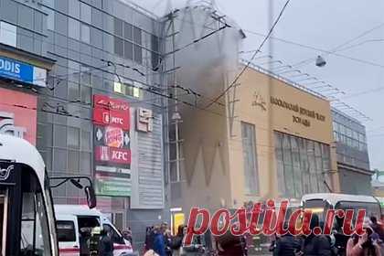 Пожар в московском ТЦ «Елоховский пассаж» потушили. Пожар, возникший в торговом центре «Елоховский пассаж» на улице Бауманская, потушили на площади 20 квадратных метров. Об этом сообщили в управлении МЧС по городу, пишет РИА Новости. По данным источника, возгорание произошло на первом этаже ТЦ. Информации о пострадавших в результате ЧП не поступало.