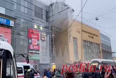 Пожар в московском ТЦ «Елоховский пассаж» потушили. Пожар, возникший в торговом центре «Елоховский пассаж» на улице Бауманская, потушили на площади 20 квадратных метров. Об этом сообщили в управлении МЧС по городу, пишет РИА Новости. По данным источника, возгорание произошло на первом этаже ТЦ. Информации о пострадавших в результате ЧП не поступало.