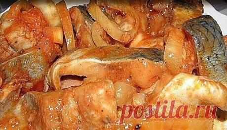 Селедка по-корейски
Очень вкусная получается селедка. Я довольно долго искала этот рецепт, но оно того стоило.

Ингредиенты
сельдь: 2шт (замороженные или свежие)
лук: 4шт
перец черный молотый: 0,5ч.л.
перец красный молотый: 0,5ч.л.
соль: 1ст.л.
соус томатный: 1ст.л.
уксус: 50-60мл
масло растительное: 125мл (рафинированное)

Приготовление
Разделить селедки на филе, вытянув кости (шкуру не снимать).

Полученное филе порезать кусочками и сложить в миску.

Добавить соль, черны...
