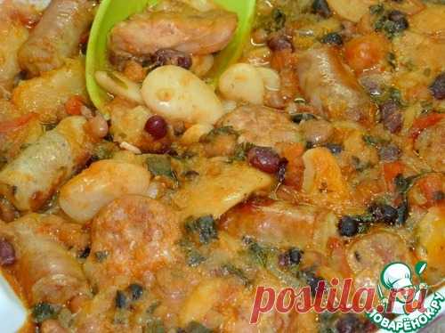 Кукья стифадо, запеченная с колбасками - кулинарный рецепт