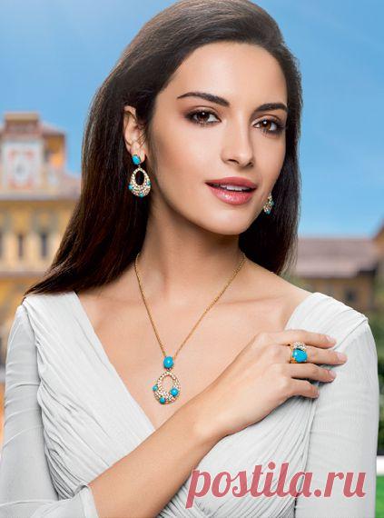 Колье
Гипоаллергенный ювелирный сплав. Покрытие из желтого золота. Искусственная бирюза огранки «кабошон», ювелирный хрусталь цвета «бриллиант». Длина колье: 46 см + 6 см (дополнительная регулируемая часть). Длина подвески – 4,6 см.