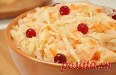 Вкусная, хрустящая квашеная капуста в любое время года Квашеная капуста - это вкусный и полезный гарнир. Содержащиеся в ней пробиотики улучшают пищеварение, снижают уровень сахара в крови, улучшают функцию печени, нормализуют усвоение питательных веществ.…