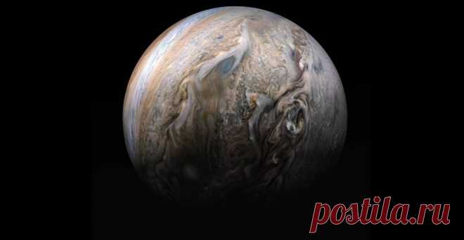 NASA показало удивительные облака Юпитера Фотография космического агентства показывает вихревые облака на поверхности планеты, которые образуют красивый рисунок.На фотографии можно увидеть все