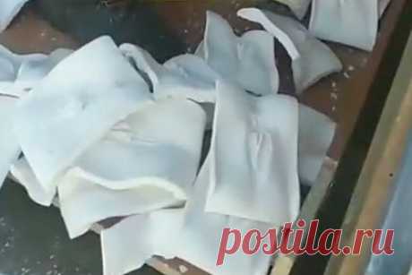 Слепки вагин вывалились из грузовика и попали на видео. В Иркутске на улице 3 июля грузовик, перевозивший гипсовые слепки вагин, попал в аварию с легковым Nissan Skyline. Из-за этого груз оказался рассыпанным по дороге. Часть предметов также попала на капот легковой машины. Отмечается, что пострадавших в результате аварии нет, а водители разъехались, не вызывая полицию.