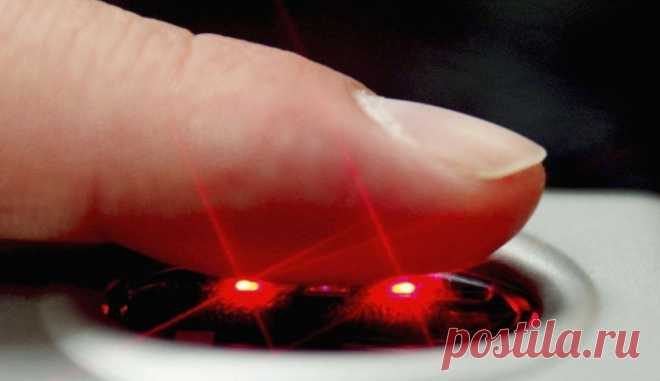 Что на самом деле скрывают узоры на пальцах? | Чёрт побери На земле нет ни одного человека с таким же узором на пальцах, как у вас. Ученые дерматоглифики могут рассказать по узорам на пальцах не только о предрасположенности человека к болезням, но и о его профессиональных качествах.   Дерматоглифика. Начало Человеком, стоявшим у истоков дерматоглифики (именно так называется наука об узорах на коже) был двоюродный брат Чарльза Дарвина Фрэнсис Гальтон. Это был ученый с поист...