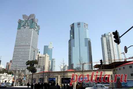 Шанхайская Нанжинг Роад (Nanjing Road) – самая известная торговая улица в Китае и может быть, во всей Азии. Протяженность этой длиннейшей шопинг улицы составляет шесть километров. Здесь продается буквально все: от старинного антиквариата до фастфуда. Сложно поверить, но ежедневно эту улицу посещает миллион человек!