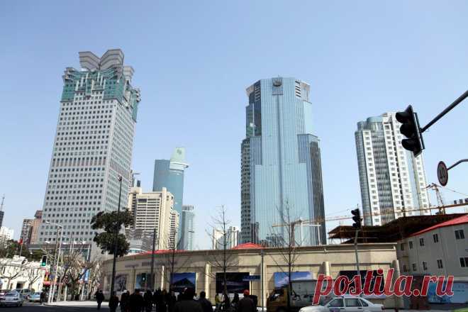Шанхайская Нанжинг Роад (Nanjing Road) – самая известная торговая улица в Китае и может быть, во всей Азии. Протяженность этой длиннейшей шопинг улицы составляет шесть километров. Здесь продается буквально все: от старинного антиквариата до фастфуда. Сложно поверить, но ежедневно эту улицу посещает миллион человек!