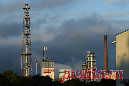 Германия нашла новый способ поставки нефти. Германия нашла новый способ поставки нефти — власти страны тестируют НПЗ «Роснефти» в Шведте, который в сентябре был взят под контроль правительством ФРГ. НПЗ, получавший до сих пор российскую нефть через нефтепровод «Дружба», впервые получил европейскую нефть через польский Гданьск.