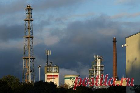 Германия нашла новый способ поставки нефти. Германия нашла новый способ поставки нефти — власти страны тестируют НПЗ «Роснефти» в Шведте, который в сентябре был взят под контроль правительством ФРГ. НПЗ, получавший до сих пор российскую нефть через нефтепровод «Дружба», впервые получил европейскую нефть через польский Гданьск.