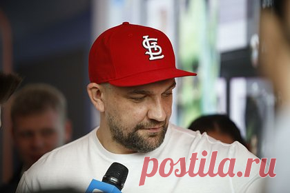 Врезавшегося в автомобиль с рэпером Бастой водителя выдворят из России. Водителя автомобиля Kia, столкнувшегося с Mercedes-Maybach, в котором с концерта в Санкт-Петербурге возвращался рэп-исполнитель Баста (Василий Вакуленко), выдворят из России. Водитель по фамилии Камолов почти три года уклонялся от выезда из страны. Суд решил назначить ему штраф в 5 тысяч рублей.