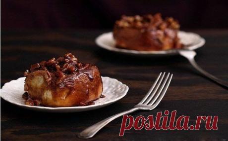 Липкие булочки с корицей и грецкими орехами.