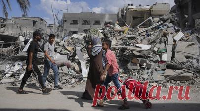 «Бомбят всё подряд»: жители сектора Газа рассказали RT о жизни под обстрелами. За неделю почти в два раза выросло количество россиян и граждан стран СНГ, которые пытаются эвакуироваться из сектора Газа. Как сообщили RT в представительстве РФ в Палестине, поступило уже около 700 таких обращений. Однако пока мирные жители не могут покинуть регион. Заблокированные в Газе люди рассказали RT, что в секторе заканчиваются вода и еда, раненые поступают в больницы каждые десять минут, а прятаться от…