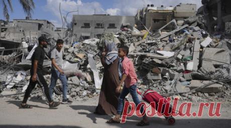 «Бомбят всё подряд»: жители сектора Газа рассказали RT о жизни под обстрелами. За неделю почти в два раза выросло количество россиян и граждан стран СНГ, которые пытаются эвакуироваться из сектора Газа. Как сообщили RT в представительстве РФ в Палестине, поступило уже около 700 таких обращений. Однако пока мирные жители не могут покинуть регион. Заблокированные в Газе люди рассказали RT, что в секторе заканчиваются вода и еда, раненые поступают в больницы каждые десять минут, а прятаться от…