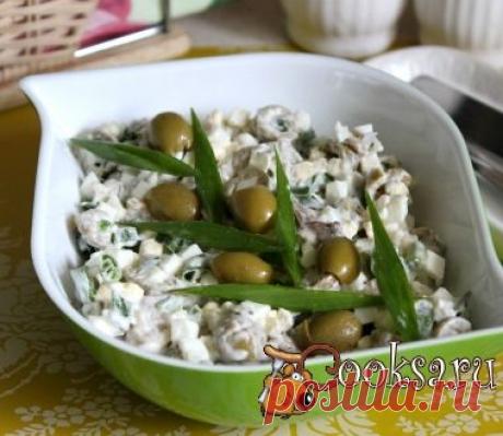 Яичный салат с копченой скумбрией и оливками фото рецепт приготовления