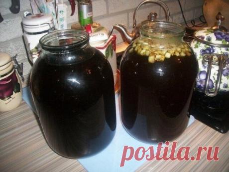 Домашний квас
Делаем квас своими руками - рецепт еще "советский" - проверенный.
Полбуханки ржаного хлеба(любого);
3 литра кипяченой воды;
полпачки (25-30 грамм) сухих дрожжей;
полстакана (125 грамм) сахара;
изюм.
Режем хлеб на кусочки и обжариваем на противине в духовке до румяной корочки. Вернее сушим, потому как без масла. Заливаем корочки кипятком в 3-х литровой банке и ждем остывания до температуры 36-38 градусов. После остывания добавляем половину приготовленного сахара и дрожжи разведенн