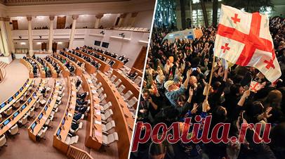 Повторение пройденного: парламент Грузии в первом чтении принял законопроект об иностранных агентах. Парламент Грузии одобрил в первом чтении законопроект «О прозрачности иностранного влияния», рассмотрение которого спровоцировало массовые протесты в Тбилиси. Президент Грузии Саломе Зурабишвили заявила, что наложит на закон вето в случае его принятия. В прошлом году из-за массовых протестов правящая партия Грузии отказалась от принятия аналогичного законопроекта об иностранных агентах, однако…