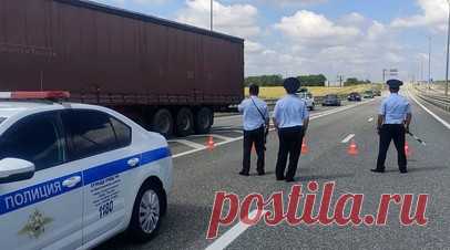 В Крыму перекрыли трассу «Таврида» из-за пожара на полигоне. Движение на участке федеральной трассы «Таврида» перекрыто из-за пожара на военном полигоне в Кировском районе Крыма. Организована схема объезда. При движении со стороны Симферополя в районе села Льговское необходимо свернуть на старую дорогу. Выезд на «Тавриду» возможен через Первомайское или Феодосию, сообщил глава Крыма Сергей Аксёнов. Читать далее