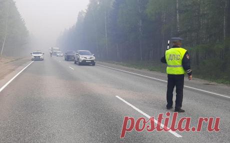 ГИБДД призвала не ехать по трассе у Екатеринбурга после крупного ДТП. Управление Госавтоинспекции по Свердловской области призвало граждан не ездить по трассе Екатеринбург — Нижний Тагил — Серов, где утром из-за плохой видимости произошло ДТП с участием десятка автомобилей.