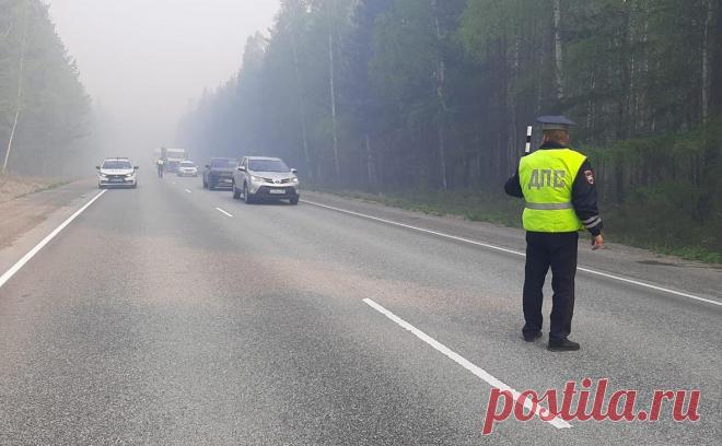 ГИБДД призвала не ехать по трассе у Екатеринбурга после крупного ДТП. Управление Госавтоинспекции по Свердловской области призвало граждан не ездить по трассе Екатеринбург — Нижний Тагил — Серов, где утром из-за плохой видимости произошло ДТП с участием десятка автомобилей.