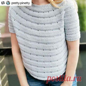 Футболка спицами Текст автора:Я вязала из турецкой пряжи Papyrus120 м/50 грУшло ровно 6 моточковСпицами номер 4Пряжа пухленькая и за счёт этого получаются фактурные, выпуклые полосы.Горловина и манжеты связаны спицами номер 3Надеюсь, описание достаточно подробное и все желающие смогут повторить её для себя
