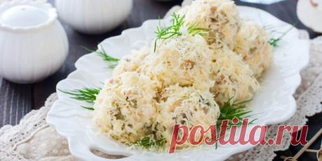 Салат «Рафаэлло» с курицей, шампиньонами и огурцамиИнгредиенты:200 г куриного филе; 1 яйцо; 1 луковица; 200 г шампиньонов; 2 небольших маринованных огурца; 100 г твёрдого сыра; 2 столовые ложки растительного масла; соль — по вкусу; чёрный перец — по вкусу; 2–3 столовые ложки майонеза. Приготовление:Куриное филе отварите до готовности, яйцо — вкрутую за 10 минут. Мелко нарежьте вместе с луком, гриба...